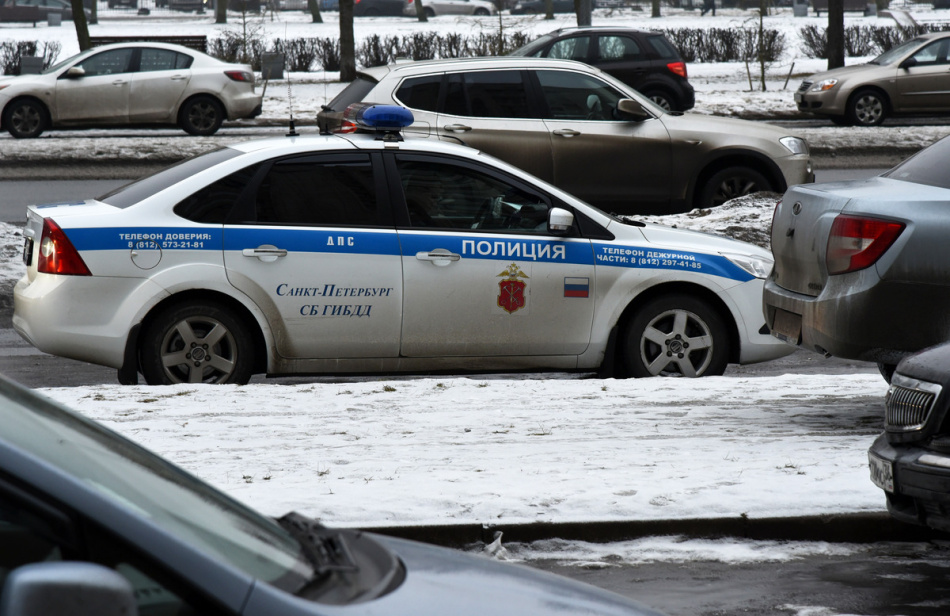 Молодой водитель Mercedes сбил полицейского в Ленобласти